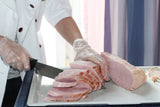Koch mit Handschuhen schneidet Fleisch – Hygieneschulung Personalhygiene und Wareneingangskontrolle online