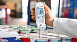 Person misst Temperatur von Lebensmitteln mit digitalem Thermometer – Online-Schulung Temperaturmessung und Lebensmittellagerung