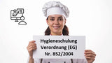 Köchin hält Schild: Hygieneschulung nach Verordnung EG 852/2004 – Online-Schulung mit Zertifikat