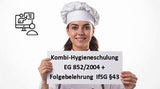Köchin hält Schild: Kombi-Hygieneschulung EG 852/2004 und IfSG §43 Folgebelehrung online